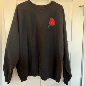 Hanes, XXL Crewneck, has a simple rose piece on the left chest.